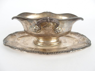 Vente aux enchères Saucière de style Louis XVI en argent, poinçon Minerve, à décor de ran