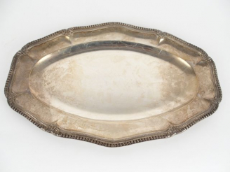 Vente aux enchères Plat ovale de style Louis XVI en argent, poinçon Minerve, à décor de r