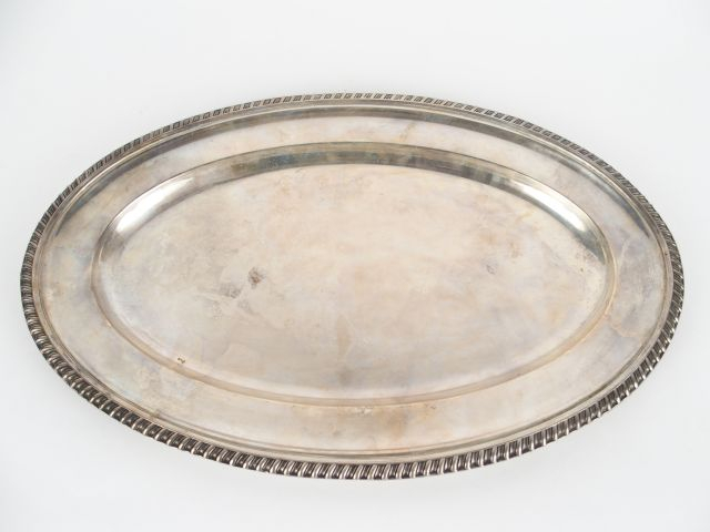 Plat ovale en argent espagnol. Poids : 1 138 g