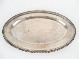 Vente aux enchères Plat ovale en argent espagnol. Poids : 1 138 g