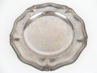 Vente aux enchères Plat rond en argent espagnol, modèle à filets feuillagés. Poids : 970 