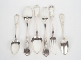 Vente aux enchères Partie de ménagère en argent, poinçon Minerve, décor de style Rocaille