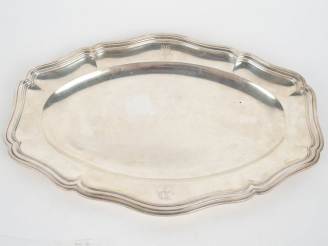 Vente aux enchères Plat ovale en argent, poinçon Minerve, modèle à filets. Monogrammé et 