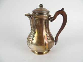 Vente aux enchères PUIFORCAT. Cafetière en argent, poinçon Minerve, à décor de côtes tors
