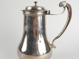 Vente aux enchères Pot de barbier début XVIIIe en métal plaqué. H. 18 cm