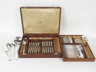 Vente aux enchères FELIX FRERES. Ménagère de style Art Déco en métal argenté