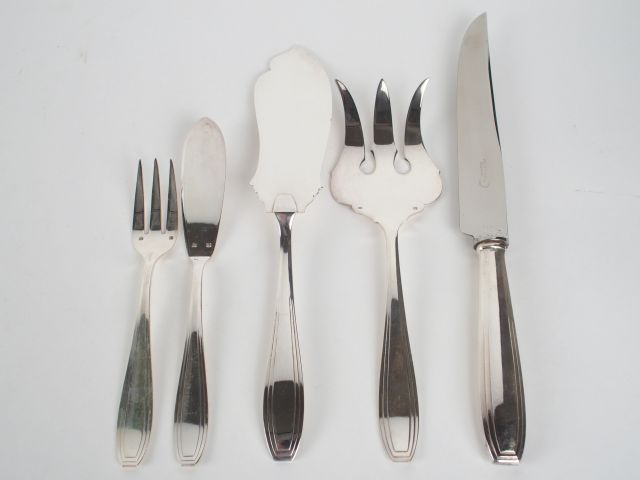 FELIX FRERES. Ménagère de style Art Déco en métal argenté