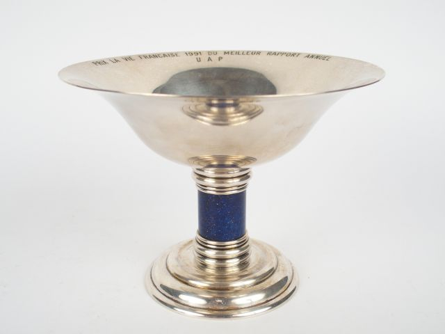 PUIFORCAT. Coupe en métal argenté, pied coloré à l'imitation du lapis 