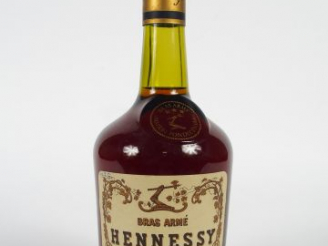 Vente aux enchères 1 BOUTEILLE COGNAC HENNESSY BRAS ARME