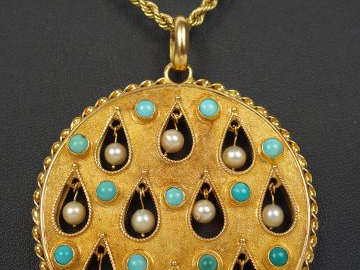 Pendentif rond en perles et turquoises cabochon, décor ajouré de goutt