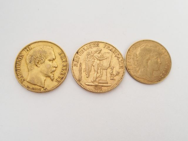 3 pièces or: 2 pièces de 20 Francs Napoléon III tête nue 1853-A et Gén