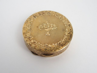 Vente aux enchères Poudrier en or jaune 14K. Poids tel: 46,7gr