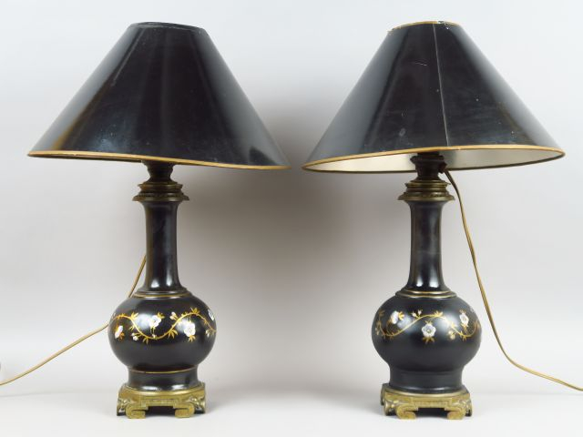 Paire de lampes Napoléon III en porcelaine noire et à décor de guirlan
