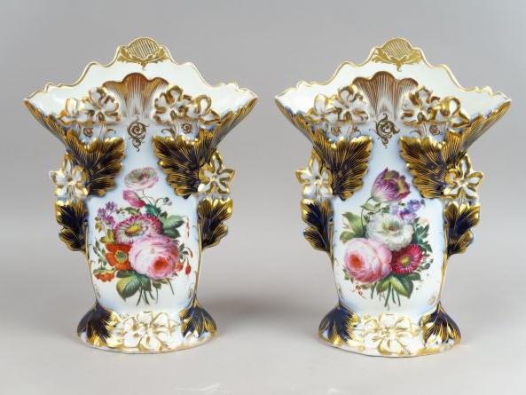 Paire de vases XIXème en porcelaine de Valentine, à décor de fleurs po