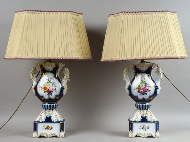 Paire de lampes XIXème en porcelaine de Valentine, à décor de fleurs p
