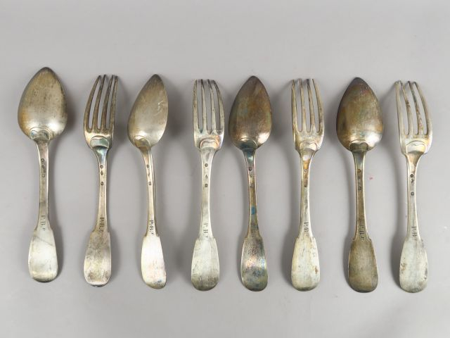 Quatre couverts en argent, poinçon Vieillard.  Poids : 762 g