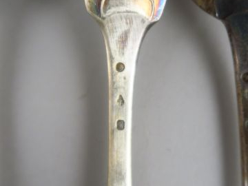 Quatre couverts en argent, poinçon Vieillard.  Poids : 762 g