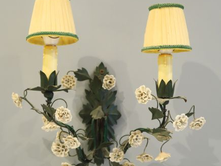 Suite de trois appliques en tôle verte et émail blanche, à décor de fl