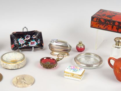 Boite en écaille, flacon en cristal et argent, petite boite en porcela