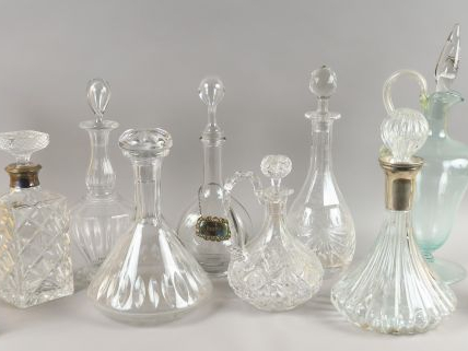 Lot de onze flacons ou carafes en cristal