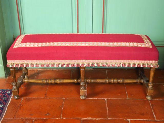 Suite de six tabourets et une paire de banquettes de style Louis XIII,