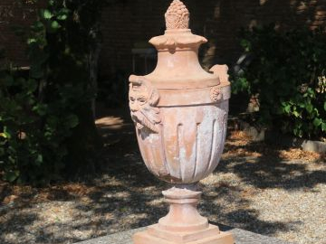 Grand vase couvert en terre cuite, anses en forme de masques. H.