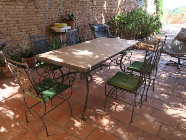 Mobilier de jardin en fer forgé et céramique, comprenant : quatre chai