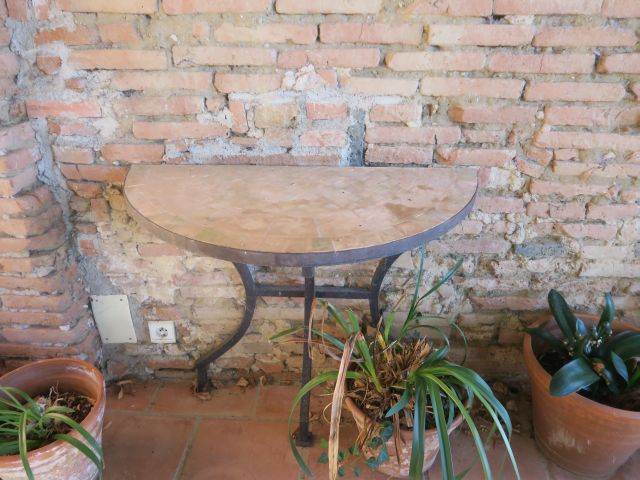 Mobilier de jardin en fer forgé et céramique, comprenant : quatre chai