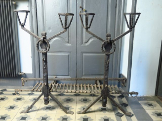 Vente aux enchères Paire de landiers de style Louis XIII en fer forgé.