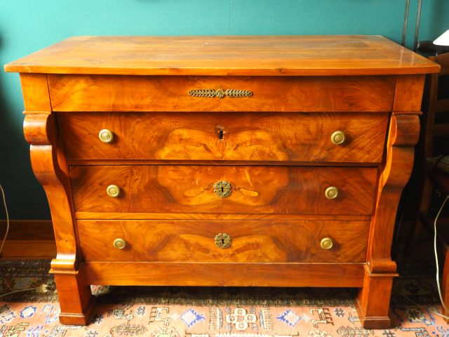 Commode Restauration en noyer, ouvrant à quatre tiroirs, montants à cr