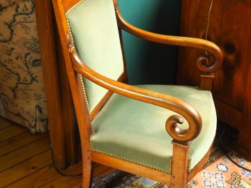 Paire de fauteuils à crosse Restauration en noyer, garniture de velour