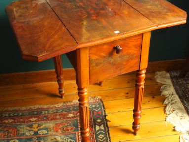 Lot comprenant :  - une table pliante en acajou - chevet à abattants X