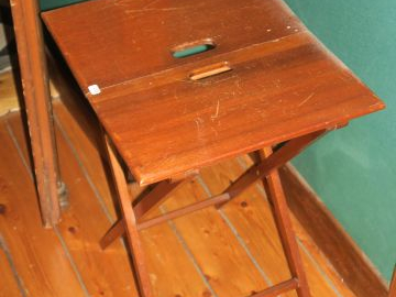 Lot comprenant :  - une table pliante en acajou - chevet à abattants X