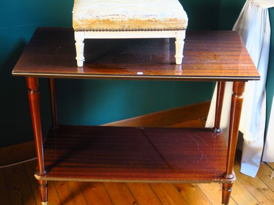 Paire de chevets de style Louis XV en bois noirci et cuir. On y joint 