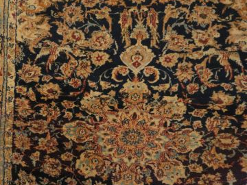 Tapis d'Orient, à décor de fleurs sur fond brun