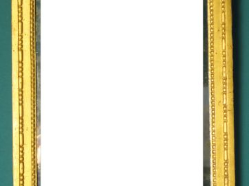 Miroir Louis XVI en bois et stuc doré, à décor de frise de perles et d