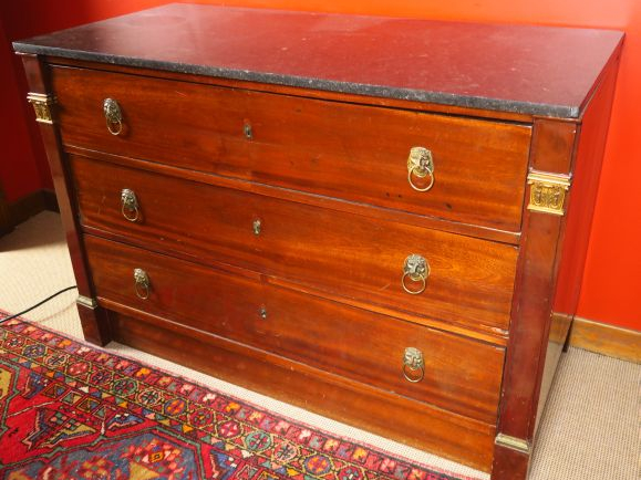 Commode XIXe en acajou ouvrant à 3 tiroirs, dessus marbre gris