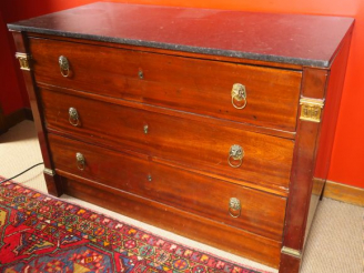 Vente aux enchères Commode XIXe en acajou ouvrant à 3 tiroirs, dessus marbre gris