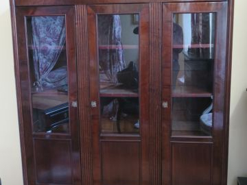 Bibliothèque de style Louis XVI en acajou, ouvrant à trois portes vitr