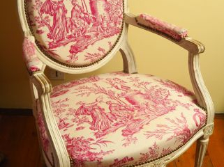 Suite de trois fauteuils de style Louis XV, dossier médaillon, garnitu