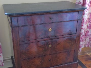 Commode bureau XIXème en acajou . Dessus marbre noir