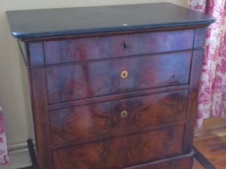 Vente aux enchères Commode bureau XIXème en acajou . Dessus marbre noir