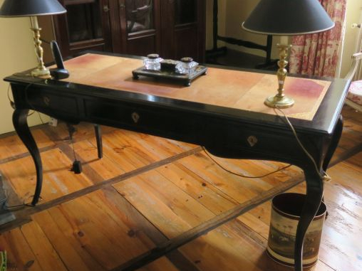 Bureau plat de style Louis XV en bois noirci, dessus cuir on y joint u