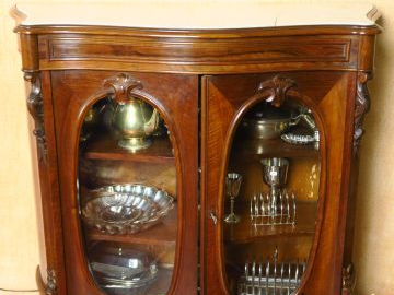 Vitrine basse XIXe en acajou, dessus marbre blanc (marbre fendu)