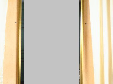 Miroir moderne en bois et stuc doré.  On y joint une desserte roulante