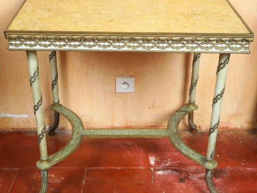 Guéridon Napoléon III de style Louis XVI en bois laqué vert et laiton