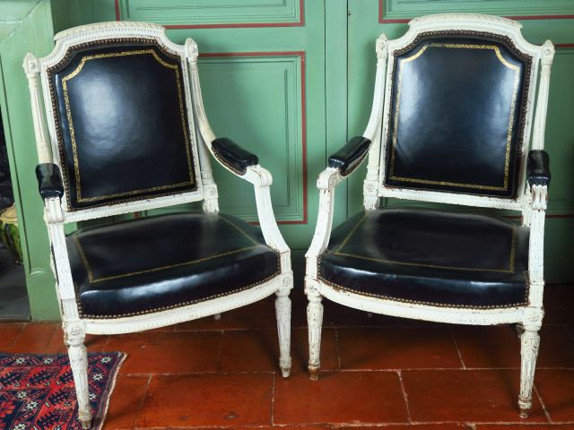 Paire de fauteuils à dos plat de style Louis  XVI, garniture de cuir