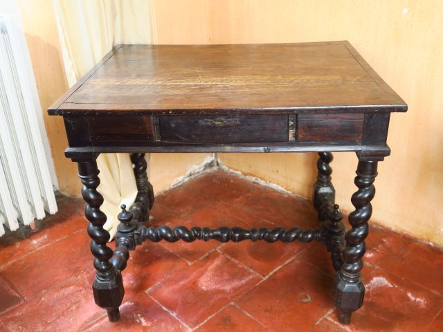 Table Louis XIII en bois naturel ouvrant à un tiroir, on y joint une p