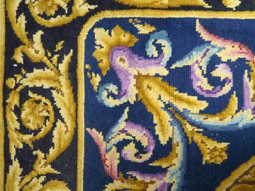 Grand tapis de style Louis XVI à décor de rinceaux et de fleurs sur fo