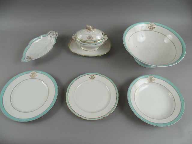 Deux parties de service de table Napoléon III en porcelaine, à décor d